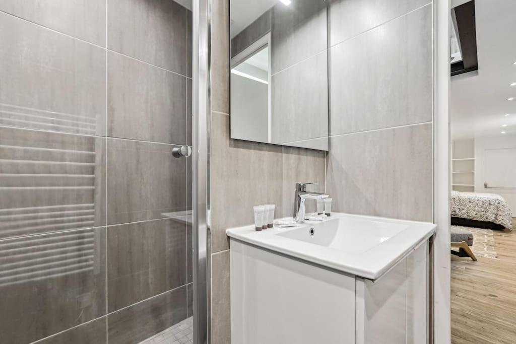 03 Tour Eiffel Appartement Pour 7 Personnes Paris Luaran gambar