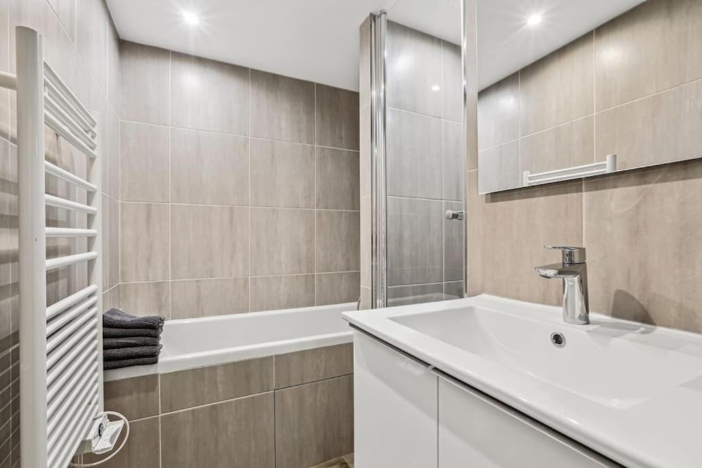 03 Tour Eiffel Appartement Pour 7 Personnes Paris Luaran gambar